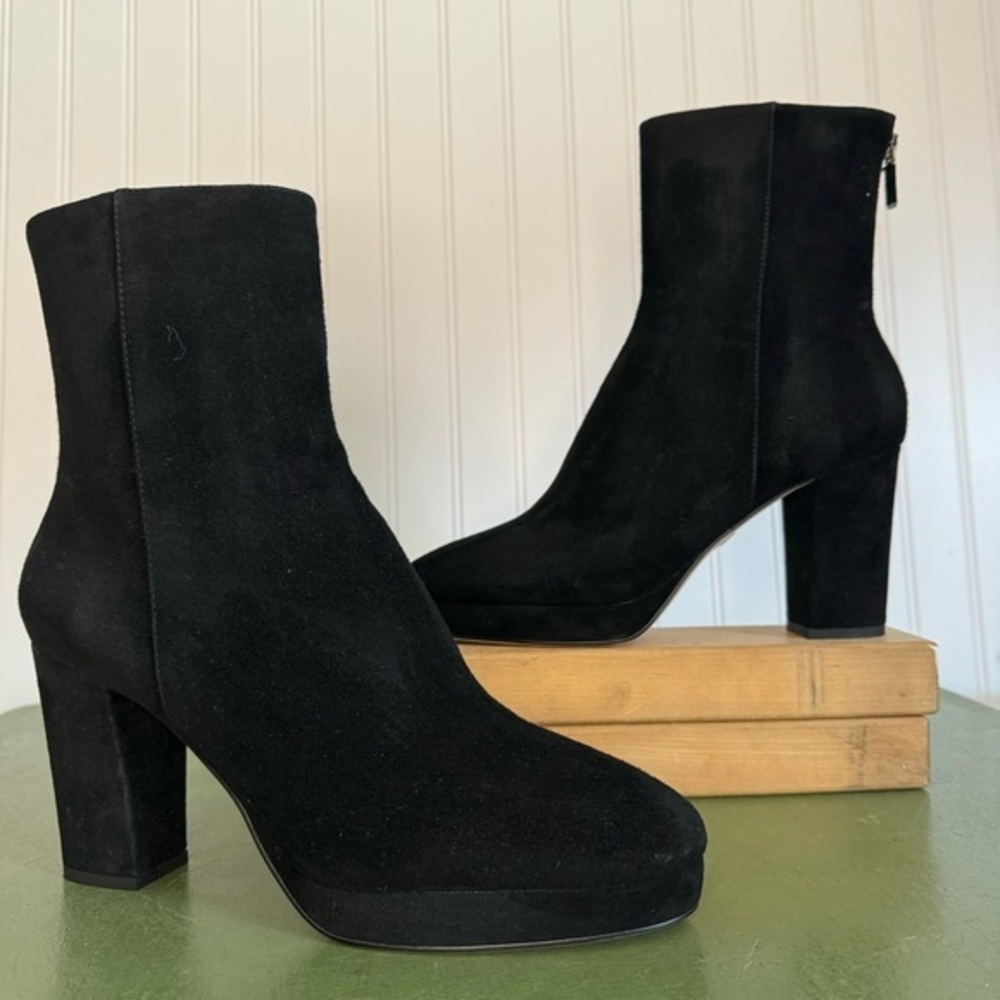 NWT Lola Cruz #045T30BK Chunky Heeled Zip-Back Boots in Black Suede